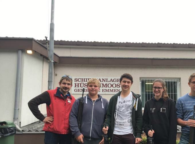 Le groupe JT de Murist la Molière à la finale Suisse à Emmen. Belle prestation, BRAVO! 351 + 346 = 697 pts!!! De gauche à droite Sylvain Panchaud président et moniteur, Lucien Felder, Tobias Gebhart, Célia Gebhart, Simon Gebhart et Steve Fuchs accompagnant